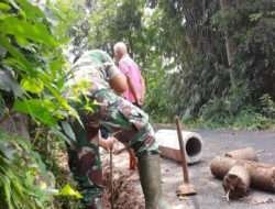 Babinsa Demangan Bantu Pasang Gorong-gorong