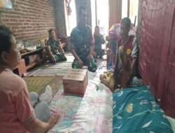 Warga Desa Binaan Sakit, Babinsa Kodim 0802/Ponorogo Jenguk dan Berikan Bantuan