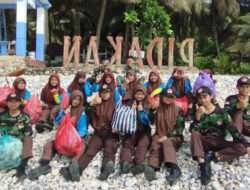 Bangkitkan Kesadaran Masyarakat, Babinsa Koramil 0801/08 Tulakan Bersihkan Pantai