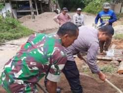 Peduli Dengan Masyarakat, Babinsa Koramil 0801/09 Sudimoro Kerja Bakti Perbaiki Jembatan Darurat