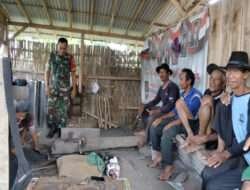 Babinsa Terjun Langsung Ke Wilayah Melihat Aktivitas Pandai Besi Tradisional