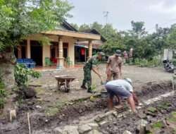 Langkah Antisipasi Banjir, Babinsa Bantu Bangun Talud