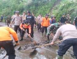 Gerak Cepat, TNI Polri Di Ponorogo Bersihkan Tanah Longsor