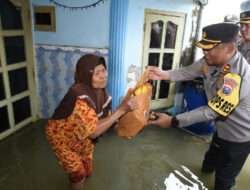 Polisi Gelar Pengobatan dan Bengkel Gratis Hingga Berbagi Sembako Bagi Warga Terdampak Banjir di Lamongan