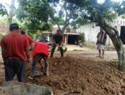 Babinsa dan Warga Gotong Royong Ratakan Timbunan