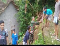 Babinsa Sambi Gotong Royong perbaiki talud akibat bencana Longsor