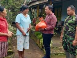 Wujud Peduli, Babinsa Koramil 0801/10 Punung Bersama Forkopimca Berikan Bantuan Sembako
