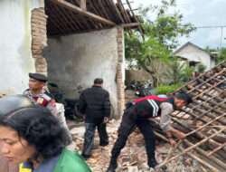 Gercep Polres Jember Bantu Penanganan Akibat Angin Puting Beliung