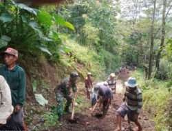 Koramil Kuripan Bersihkan Jalan Desa Binaan