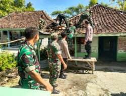 TNI dan Polri Bantu Perbaiki Atap Rumah Warga Yang Rusak Akibat Puting Beliung