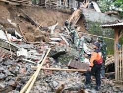 Bantu Warga Terdampak Bencana Tanah Retak, Kodim 0802/Ponorogo Kerahkan Personel Laksanakan Karya Bakti