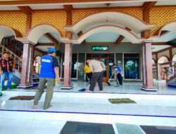 Kompak, Aremania dan Polisi Sambut Ramadhan Dengan Bersihkan Tempat Ibadah