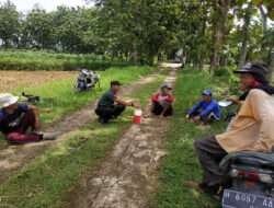 Sembari Komsos Babinsa Ingatkan Warga Waspada Banjir