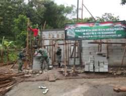 Dibawah Gerimis Hujan, Anggota Kodim 0726/Sukoharjo Dan Warga Tetap Semangat Gotong-royong Royong Garap RTLH
