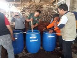 Kurangi Ketergantungan Pupuk Kimia, Babinsa Bantu Warga Pembuatan pupuk Hayati