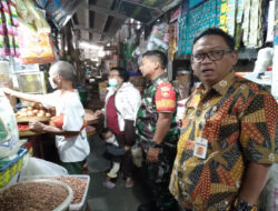 Pantau Perkembangan Harga Sembako Babinsa Danukusuman dan Lurah Pasar Hardjodaksino Sidak Kepada Para Penjual