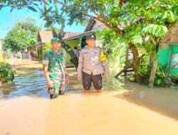 Babinsa Bersama Bhabinkamtibmas dan BPBD Memantau Siaga Luapan Sungai Bengawan Solo