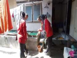 Dukung PSN, Danramil Gondang Bersama Muspika Periksa Tempat Penampungan Air Warga