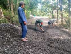 Membangun Desa, Babinsa Kerja Bakti Pengecoran Jalan