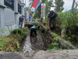 Ciptakan Kenyamanan, Babinsa Koramil 0801/01 Pacitan Kerja Bakti Bersihkan Selokan