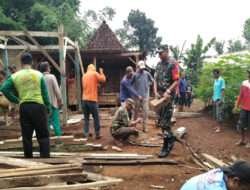 Tak Kenal Libur Babinsa Kendal Semangat Bantu Pembangunan Rumah Warganya