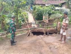 Wujud Peduli, Babinsa Koramil 0801/Pacitan Lakukan Pemantauan Jembatan Rusak