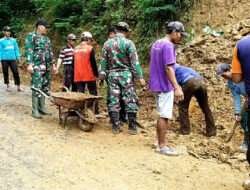 Babinsa Kodim 0802/Ponorogo Kerja Bakti Angkat Longsoran Tanah Bersama Warga Desa Binaan