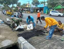 Peduli Dengan Lingkungan, Babinsa Koramil 0805/16 Pangkur Gotong Royong Perbaiki Akses Jalan Jembatan