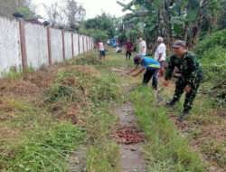 Babinsa Jayengan bersama Warga Binaan Kerja Bakti