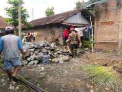Ciptakan Keakraban bersama Warga Binaan, Babinsa Bantu Bangun Pondasi Rumah