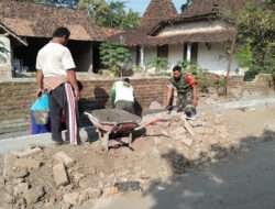 Cegah Terjadinya Banjir, Babinsa Kodim 0802/Ponorogo Kerja Bakti Buat Saluran Air