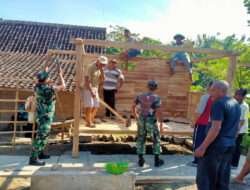 Wujudkan Lingkungan Kondusif, Babinsa Bantu Warga Bangun Pos Kamling