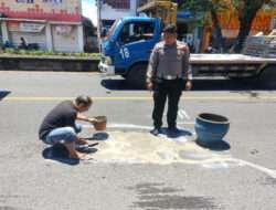 Peduli Keselamatan Masyarakat dan Warga Jalan Berlubang di Tambal  Polisi
