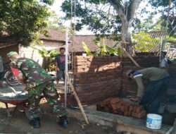 Babinsa Kodim 0802/Ponorogo Ikut Gotong Royong Bangun Pagar Masjid