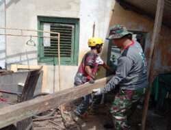 Babinsa Mangkubumen Bersama Warga Gotong-royong Perbaiki Rumah Warga Kurang Mampu