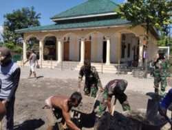 Bersama Warga Desa Binaan, Babinsa Kodim 0802/Ponorogo Kerja Bakti Bangun Halaman Masjid