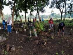 Koramil Krejengan Bersama Masyarakat Bersihkan TPU