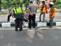 Respon Cepat Polisi Tangani Laka Lantas di Jalan Kedung Cowek Surabaya