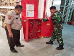 Babinsa Kelurahan Tipes Sidak Keamanan dan Sembako di Lotte Mart