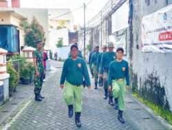 Latih Kemampuan PBB Linmas,  Babinsa Kelurahan Sriwedari Turun Langsung Ke Lapangan