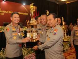Anev Sitkamtibmas 2023, Kapolda Jatim Beri Penghargaan Kepada Kapolres dan Anggota yang Berprestasi