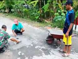 Turut Kerja Bakti Perbaikan Jalan, Salah Satu Upaya Babinsa Kodim 0802/Ponorogo Bantu Warga di Desa Binaan