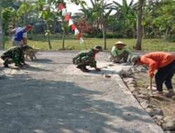 Tumbuhkan Semangat Gotong Royong,Babinsa Bantu Warga Pasang Paving
