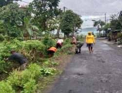 Babinsa Kodim 0802/Ponorogo Bersama Warga Desa Binaan Ramai – Ramai Bersihkan Selokan
