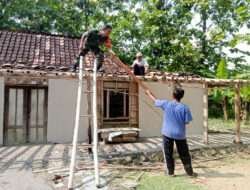 Ciptakan Suasana Guyub Rukun, Babinsa Bantu Renovasi Rumah Warga