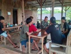 Babinsa Koramil 0812/23 Solokuro Komsos Dengan Remaja danPemuda