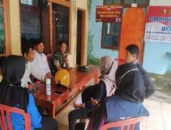 Pantau Situasi Wilayah Binaannya,Serda Erwan Tri Komsos Dengan Warga