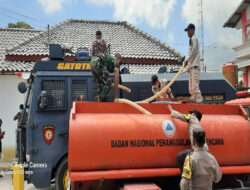 Tiga Desa Tertutup Abu, Tim Gabungan Bertindak Cepat Seprotkan Air