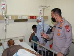 Peduli Kepada Anggotanya, Kapolres Gresik Jenguk Anggota yang Terbaring Sakit