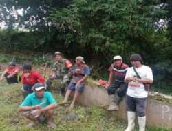 Manfaatkan Waktu Istirahat, Babinsa Cepogo Komsos Dengan Warga